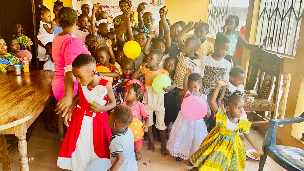 Partage de joie et de fêtes : Collation de Noël magique avec les orphelins de Kouakou Krakro